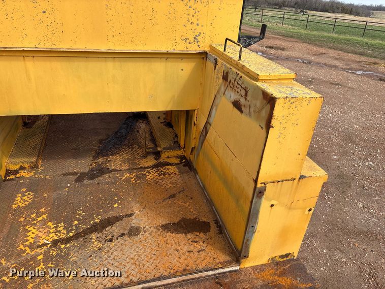 image for item FG0130 1994 International 4900 utility / service truck