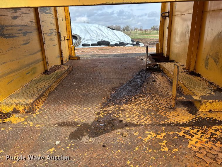 image for item FG0130 1994 International 4900 utility / service truck