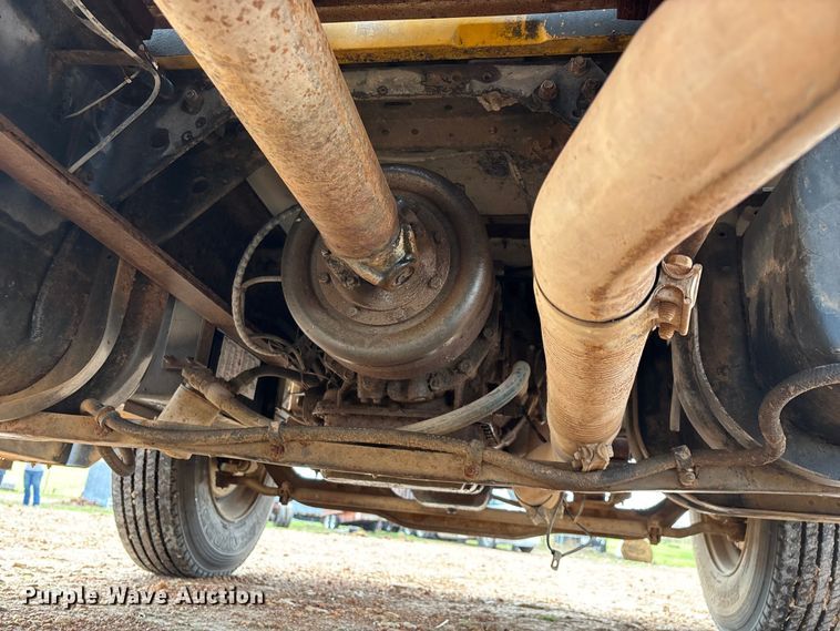 image for item FG0130 1994 International 4900 utility / service truck