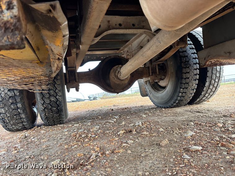 image for item FG0130 1994 International 4900 utility / service truck