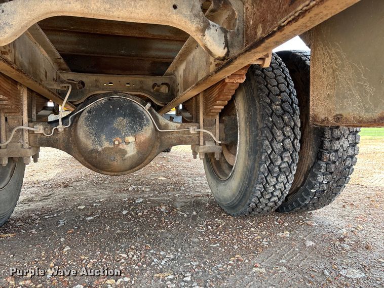 image for item FG0130 1994 International 4900 utility / service truck