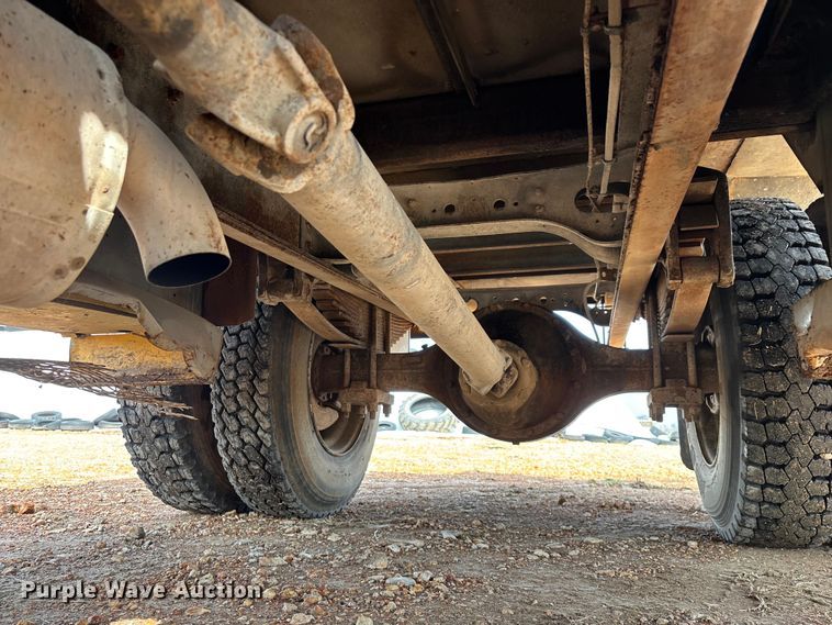 image for item FG0130 1994 International 4900 utility / service truck