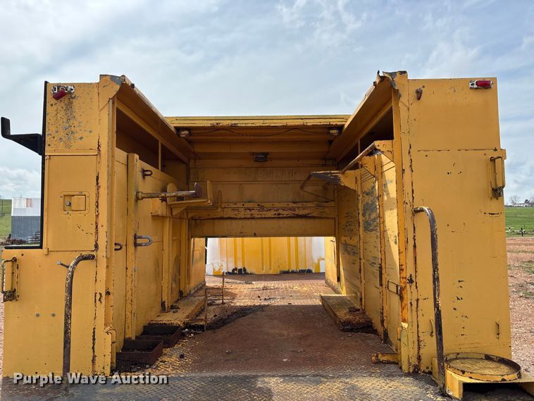 image for item FG0130 1994 International 4900 utility / service truck