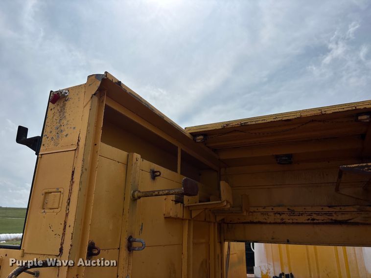 image for item FG0130 1994 International 4900 utility / service truck