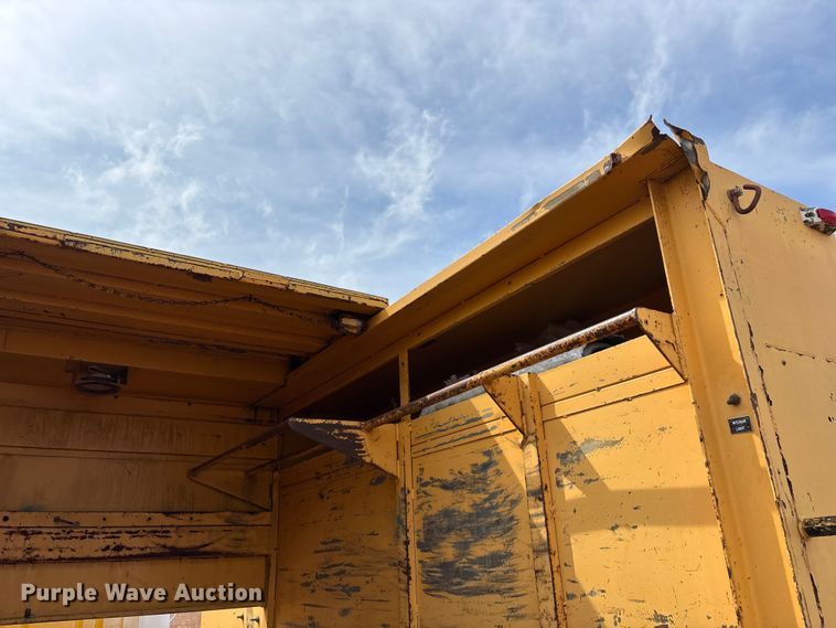 image for item FG0130 1994 International 4900 utility / service truck