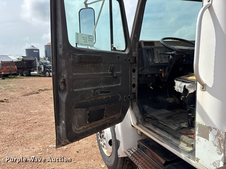 image for item FG0130 1994 International 4900 utility / service truck