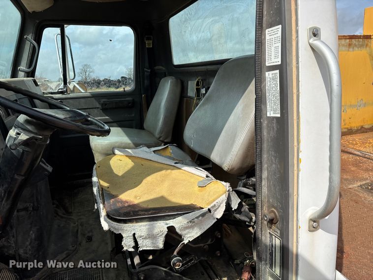 image for item FG0130 1994 International 4900 utility / service truck