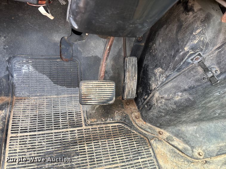 image for item FG0130 1994 International 4900 utility / service truck