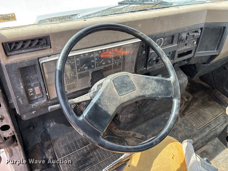 image for item FG0130 1994 International 4900 utility / service truck