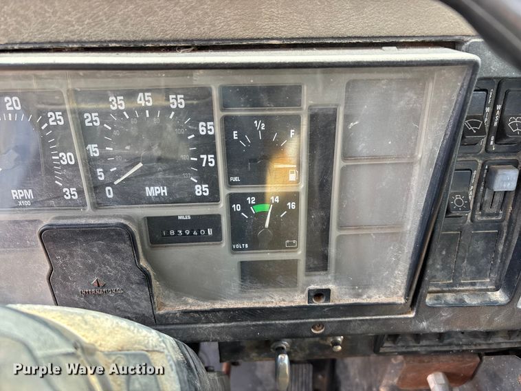 image for item FG0130 1994 International 4900 utility / service truck