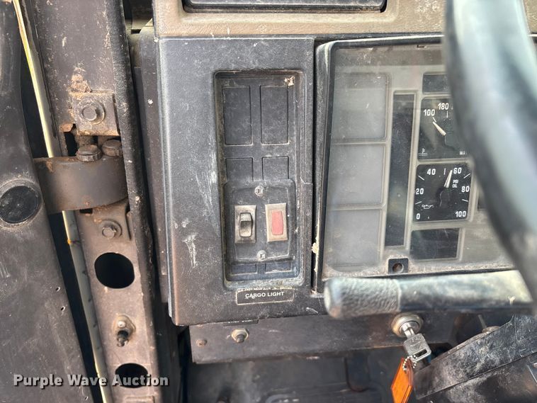 image for item FG0130 1994 International 4900 utility / service truck