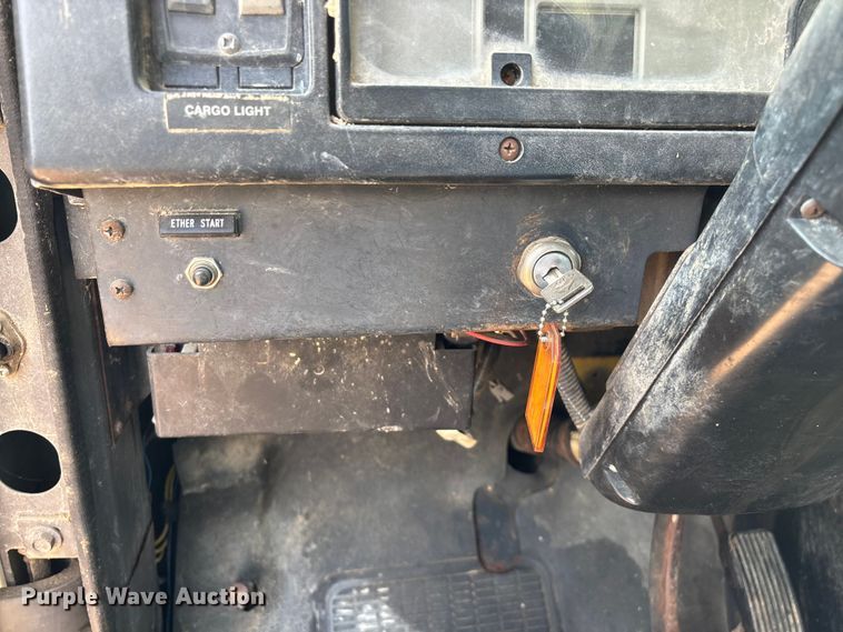 image for item FG0130 1994 International 4900 utility / service truck