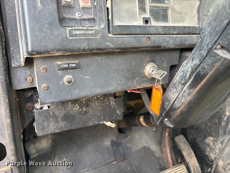 image for item FG0130 1994 International 4900 utility / service truck