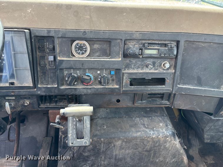 image for item FG0130 1994 International 4900 utility / service truck