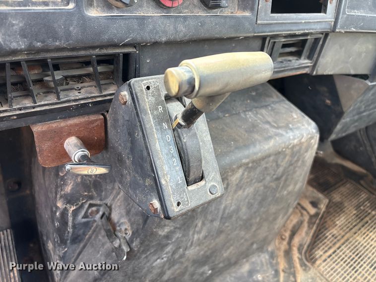 image for item FG0130 1994 International 4900 utility / service truck