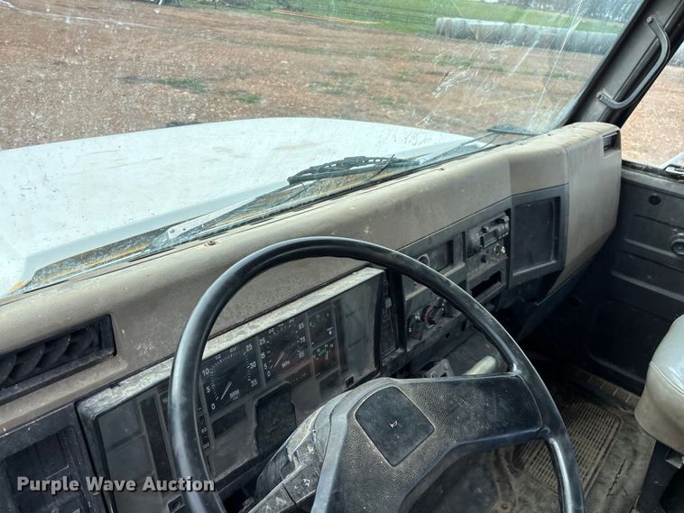 image for item FG0130 1994 International 4900 utility / service truck