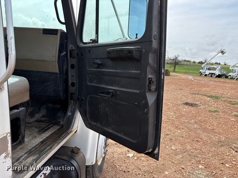 image for item FG0130 1994 International 4900 utility / service truck