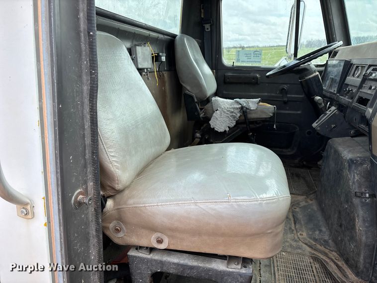 image for item FG0130 1994 International 4900 utility / service truck