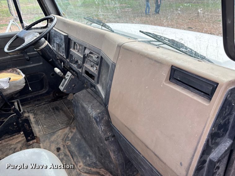 image for item FG0130 1994 International 4900 utility / service truck