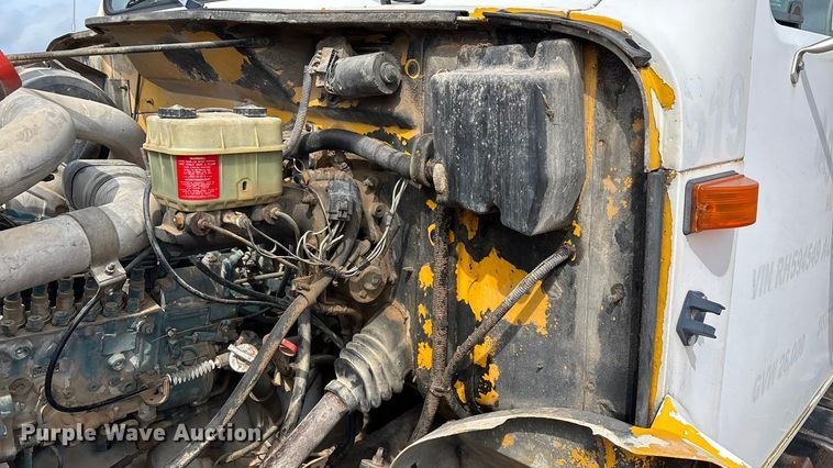 image for item FG0130 1994 International 4900 utility / service truck