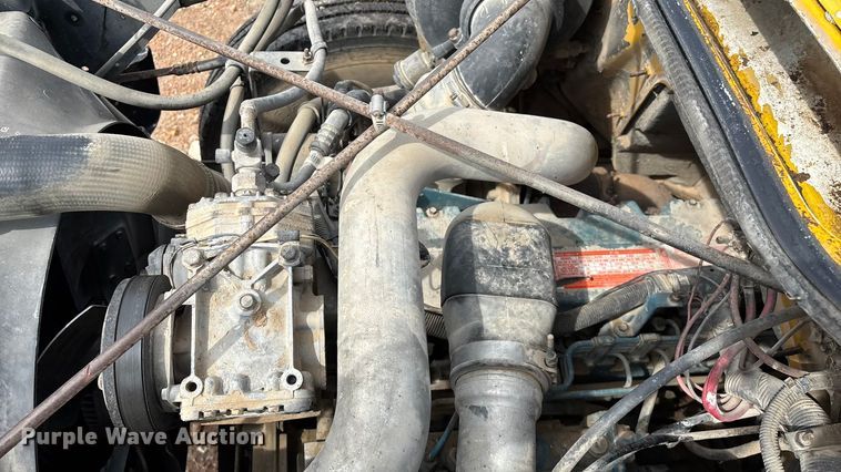 image for item FG0130 1994 International 4900 utility / service truck