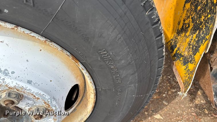 image for item FG0130 1994 International 4900 utility / service truck