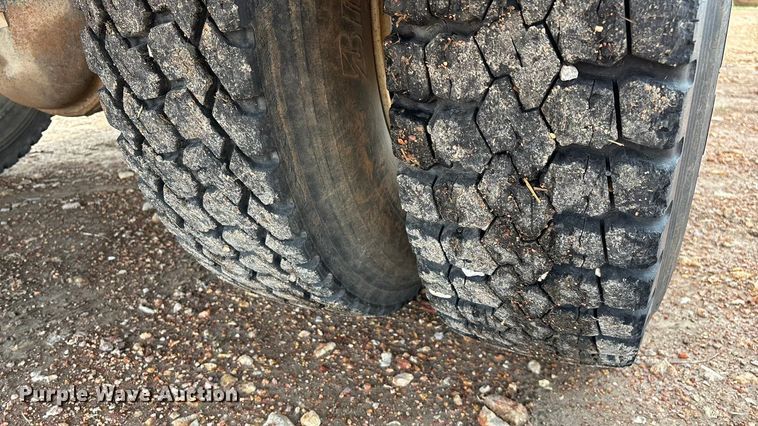 image for item FG0130 1994 International 4900 utility / service truck