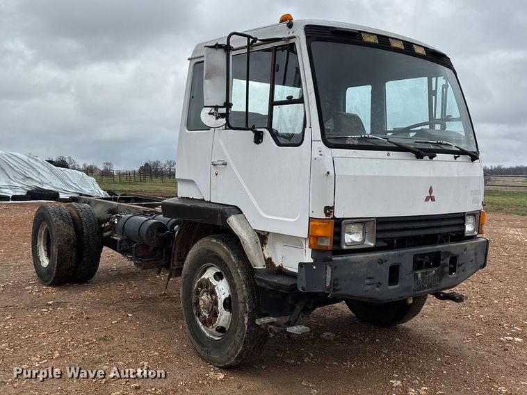 image for item FG0134 1990 Mitsubishi FM555 truck cab and chassis