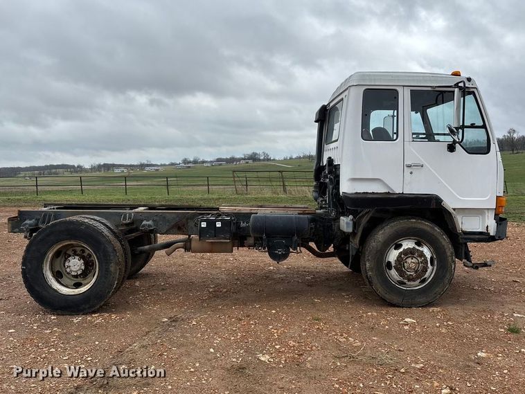 image for item FG0134 1990 Mitsubishi FM555 truck cab and chassis