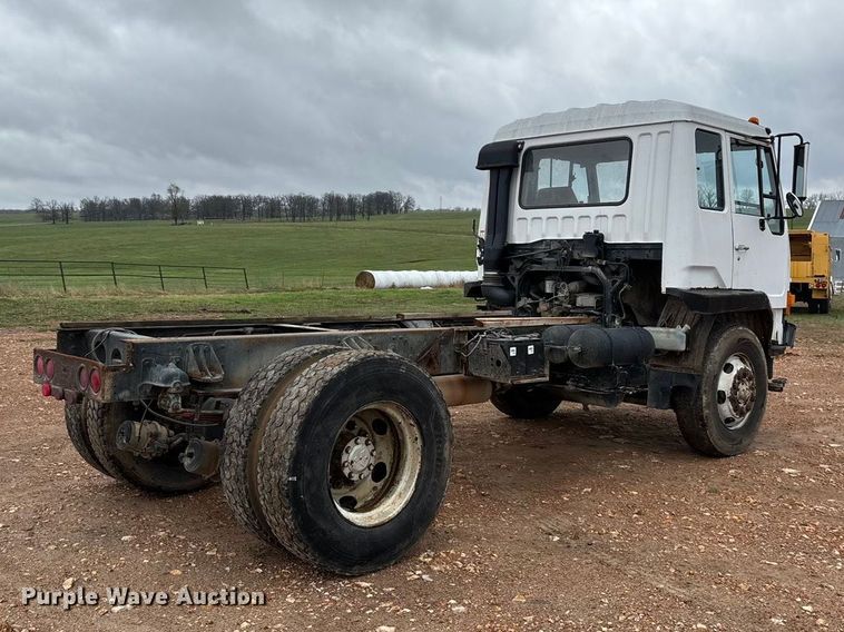 image for item FG0134 1990 Mitsubishi FM555 truck cab and chassis