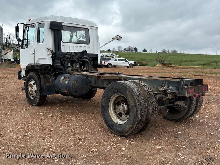 image for item FG0134 1990 Mitsubishi FM555 truck cab and chassis