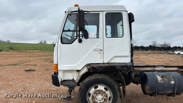 image for item FG0134 1990 Mitsubishi FM555 truck cab and chassis