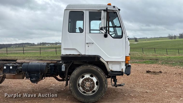 image for item FG0134 1990 Mitsubishi FM555 truck cab and chassis