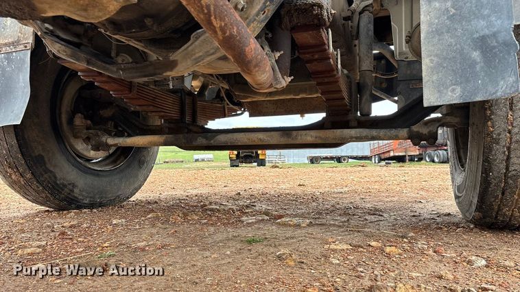 image for item FG0134 1990 Mitsubishi FM555 truck cab and chassis