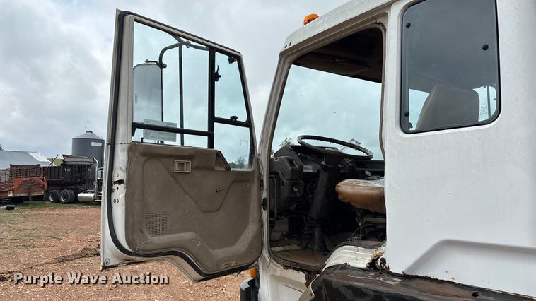 image for item FG0134 1990 Mitsubishi FM555 truck cab and chassis