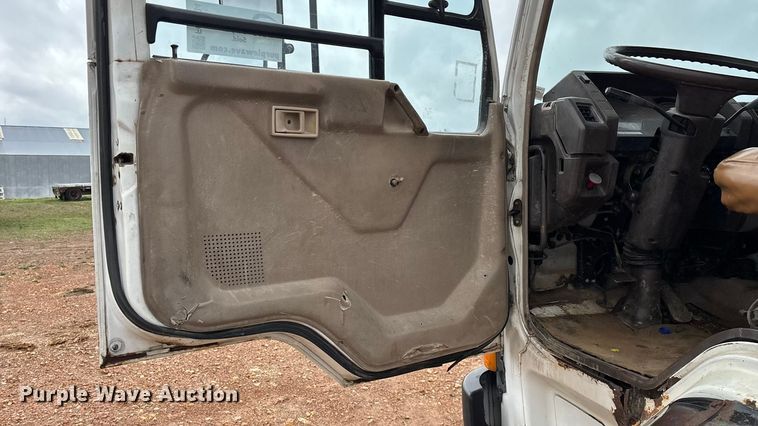 image for item FG0134 1990 Mitsubishi FM555 truck cab and chassis