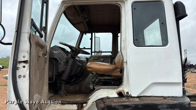 image for item FG0134 1990 Mitsubishi FM555 truck cab and chassis