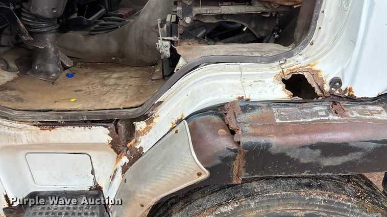 image for item FG0134 1990 Mitsubishi FM555 truck cab and chassis