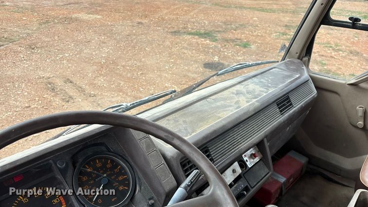 image for item FG0134 1990 Mitsubishi FM555 truck cab and chassis