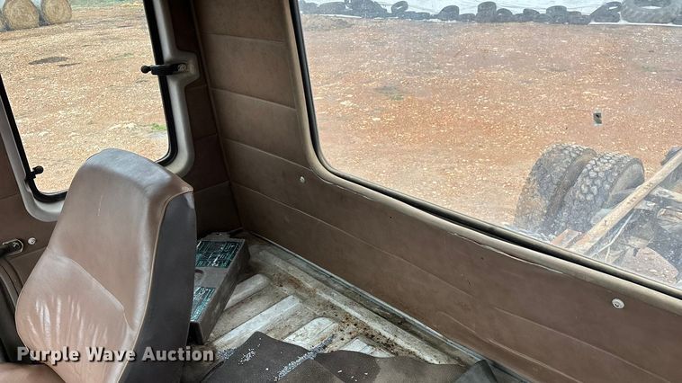 image for item FG0134 1990 Mitsubishi FM555 truck cab and chassis