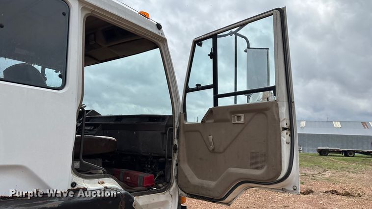 image for item FG0134 1990 Mitsubishi FM555 truck cab and chassis