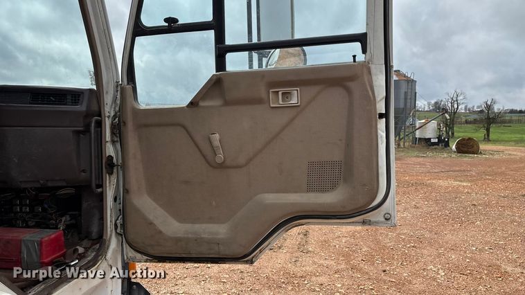 image for item FG0134 1990 Mitsubishi FM555 truck cab and chassis