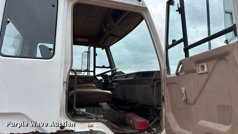 image for item FG0134 1990 Mitsubishi FM555 truck cab and chassis