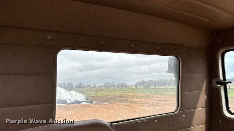 image for item FG0134 1990 Mitsubishi FM555 truck cab and chassis