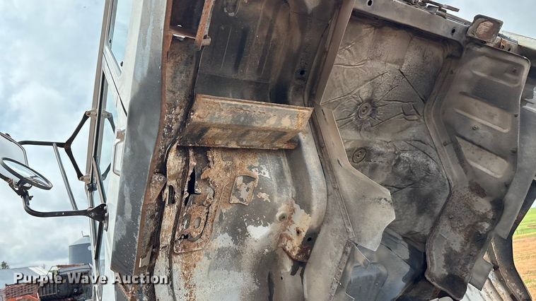 image for item FG0134 1990 Mitsubishi FM555 truck cab and chassis