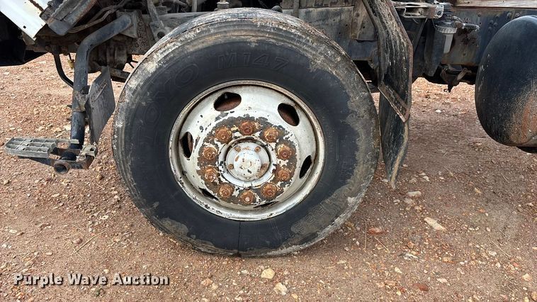 image for item FG0134 1990 Mitsubishi FM555 truck cab and chassis