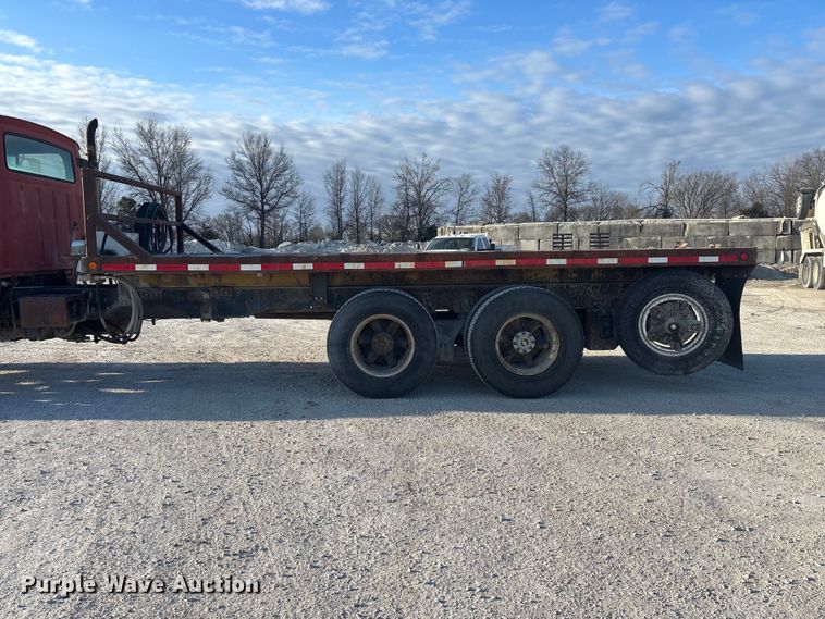 image for item FG0166 1997 Ford L8000 flatbed truck