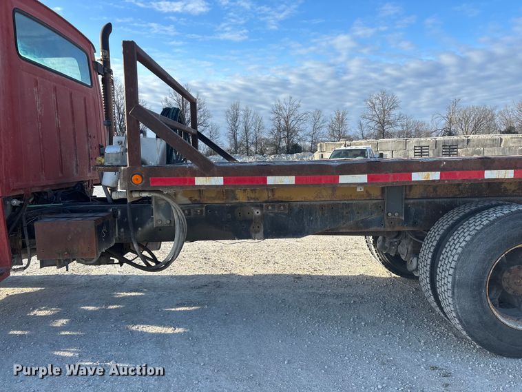 image for item FG0166 1997 Ford L8000 flatbed truck