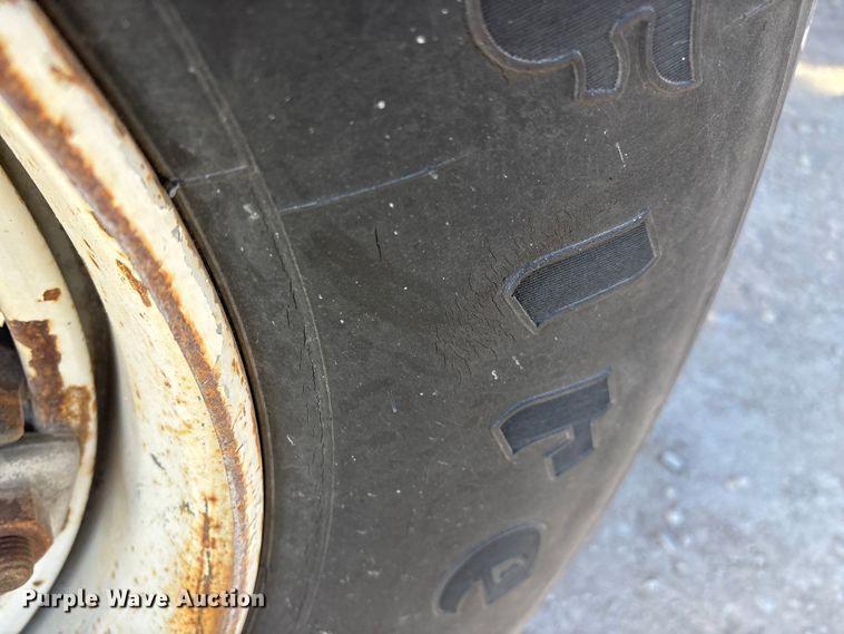 image for item FG0166 1997 Ford L8000 flatbed truck