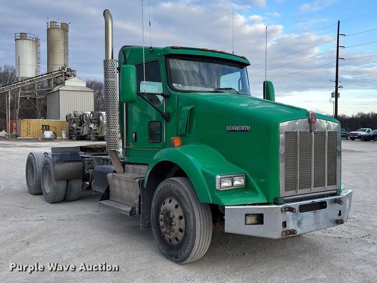image for item FG0167 2012 Kenworth T800 semi truck